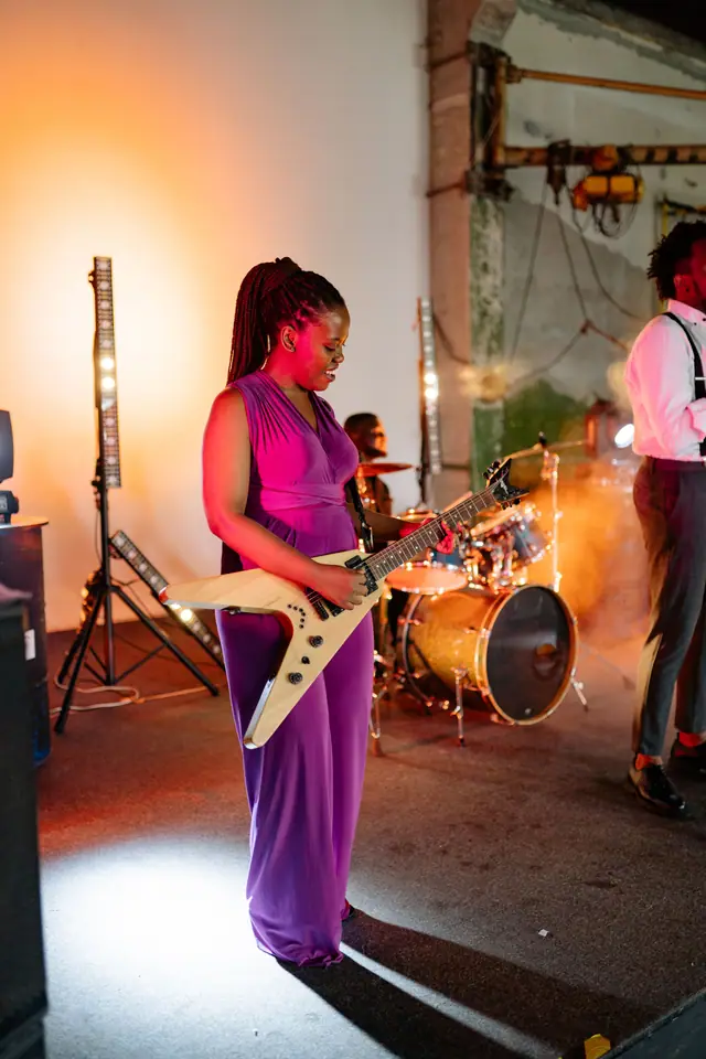 Imani Vey con su banda en el escenario